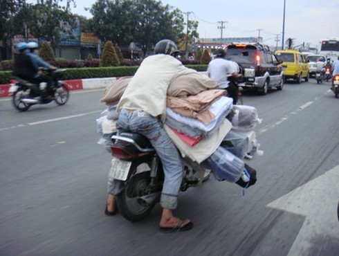 Thồ hàng Tết, xe máy ngang nhiên phạm luật