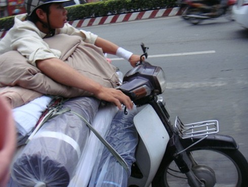 Thồ hàng Tết, xe máy ngang nhiên phạm luật