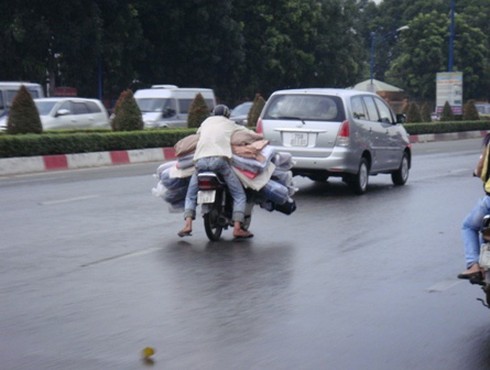 Thồ hàng Tết, xe máy ngang nhiên phạm luật