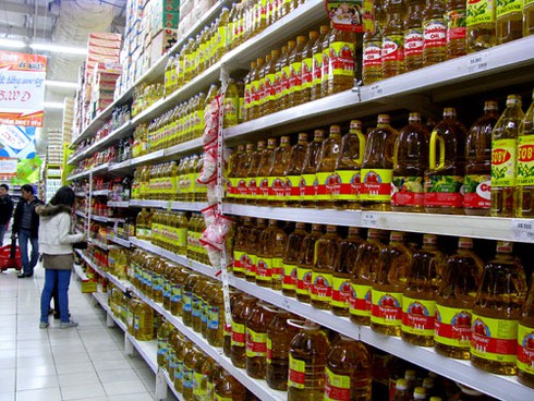 Tranh thủ giá rẻ, dân sắm Tết sớm