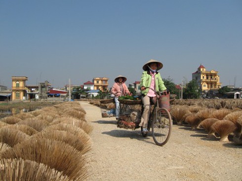 Hà Nội: Làng nghề tăm hương chạy đua với Tết
