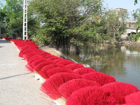 Hà Nội: Làng nghề tăm hương chạy đua với Tết