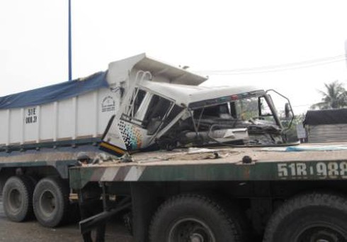 Dừng đèn đỏ, xe tải “cắn” đuôi container