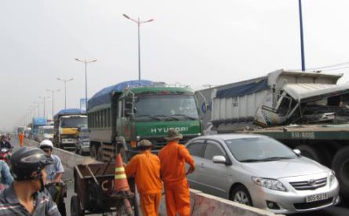 Dừng đèn đỏ, xe tải “cắn” đuôi container