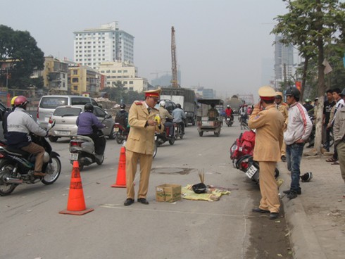 Hà Nội: Xe tải chèn xe máy, một nam thanh niên nguy kịch
