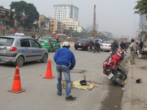 Hà Nội: Xe tải chèn xe máy, một nam thanh niên nguy kịch