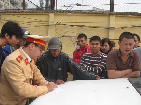 Hà Nội: Xe tải chèn xe máy, một nam thanh niên nguy kịch