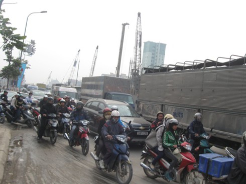 Hà Nội: Xe tải chèn xe máy, một nam thanh niên nguy kịch