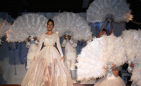 Khánh Thi liên tục rơi lệ trong buổi ra mắt MV mới