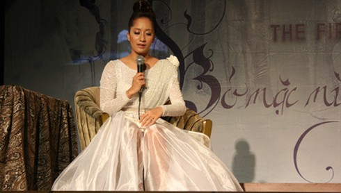 Khánh Thi liên tục rơi lệ trong buổi ra mắt MV mới