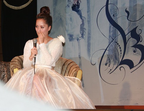 Khánh Thi liên tục rơi lệ trong buổi ra mắt MV mới