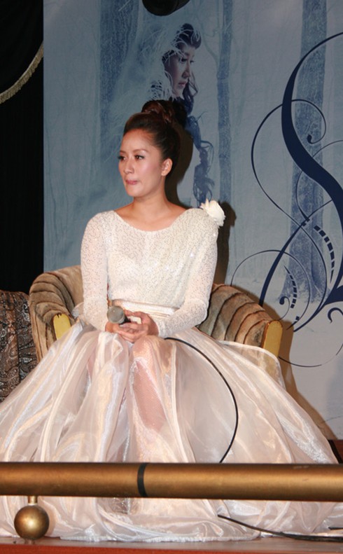 Khánh Thi liên tục rơi lệ trong buổi ra mắt MV mới