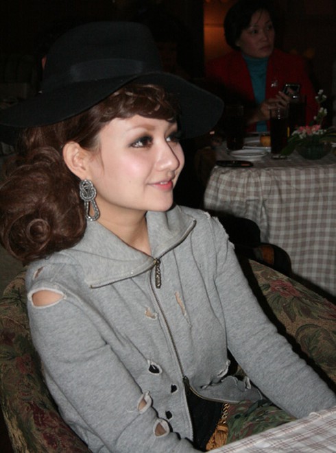 Khánh Thi liên tục rơi lệ trong buổi ra mắt MV mới