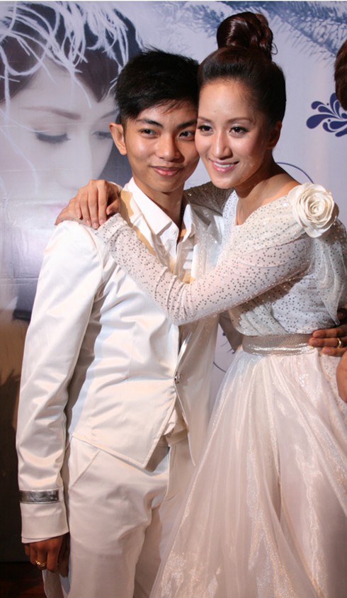 Khánh Thi liên tục rơi lệ trong buổi ra mắt MV mới