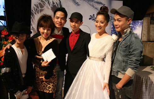 Khánh Thi liên tục rơi lệ trong buổi ra mắt MV mới