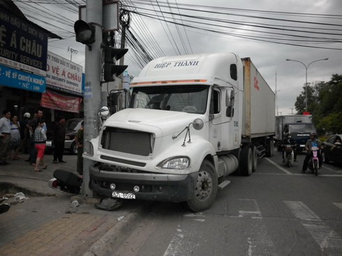 Container đè bẹp xe máy