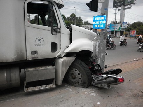 Container đè bẹp xe máy