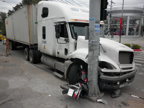 Container đè bẹp xe máy