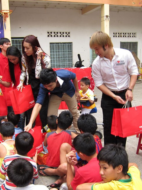 Akira Phan tặng quà cho các em mồ côi dịp Giáng sinh