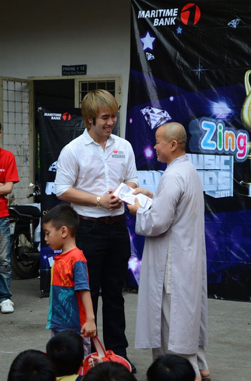 Akira Phan tặng quà cho các em mồ côi dịp Giáng sinh
