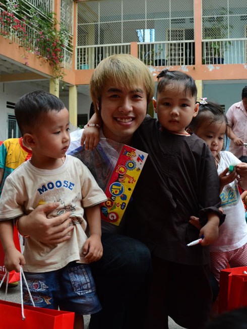 Akira Phan tặng quà cho các em mồ côi dịp Giáng sinh