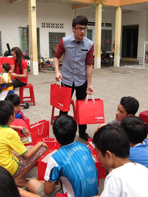 Akira Phan tặng quà cho các em mồ côi dịp Giáng sinh