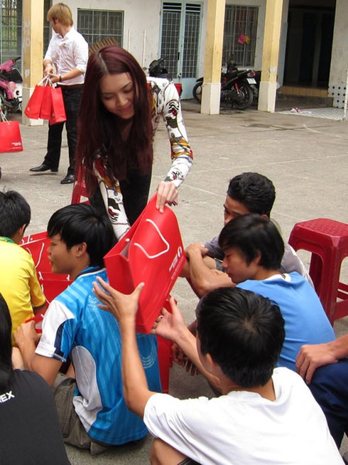 Akira Phan tặng quà cho các em mồ côi dịp Giáng sinh