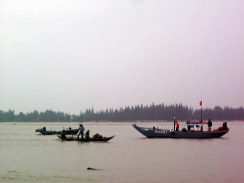 Tìm thấy quân nhân mất tích đầu tiên trên biển Cửa Đại