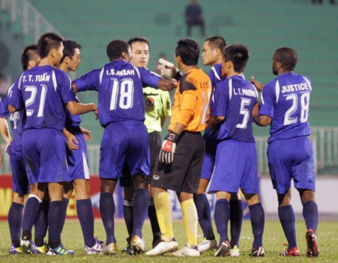 VPF 'cắt còi' trọng tài đầu tiên ở mùa giải 2012