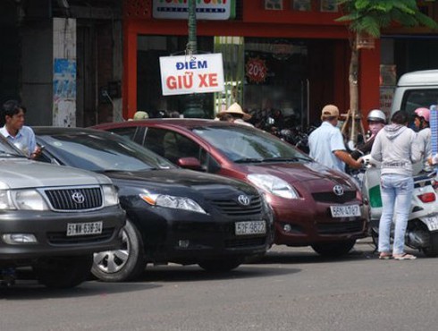 Ô tô cá nhân: Phương tiện hay của nợ?
