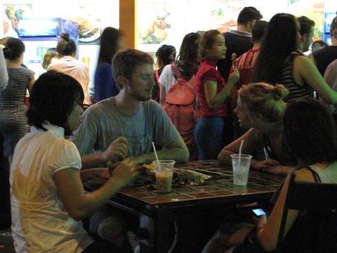 Tây đón Tết Tây ở Sài Gòn