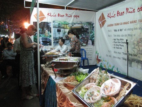 Tây đón Tết Tây ở Sài Gòn
