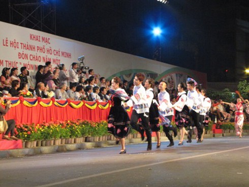 Tây đón Tết Tây ở Sài Gòn