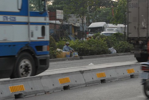 Bán hàng rong trước đầu xe tải