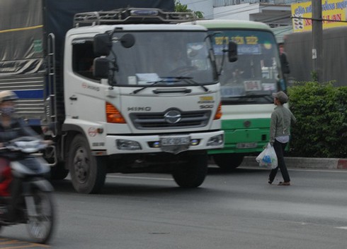 Bán hàng rong trước đầu xe tải