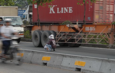 Bán hàng rong trước đầu xe tải