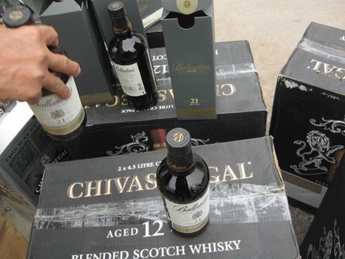 Mang hàng trăm chai rượu ngoại lậu, hối lộ CSGT không thoát