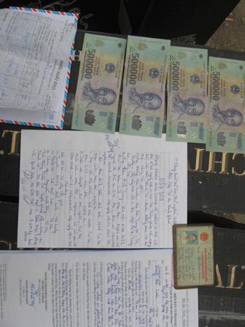 Mang hàng trăm chai rượu ngoại lậu, hối lộ CSGT không thoát