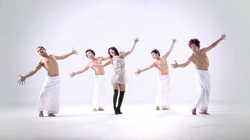 Bống Hồng Nhung vật lộn 'tranh ngôi' của Mỹ Tâm