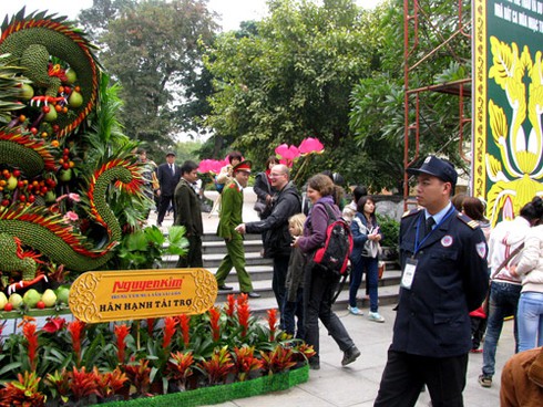 Náo nức chiêm ngưỡng Phố-Hoa Hà Nội