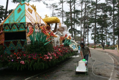 Chưa khai mạc Festival, hoa đã… héo