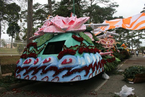 Chưa khai mạc Festival, hoa đã… héo