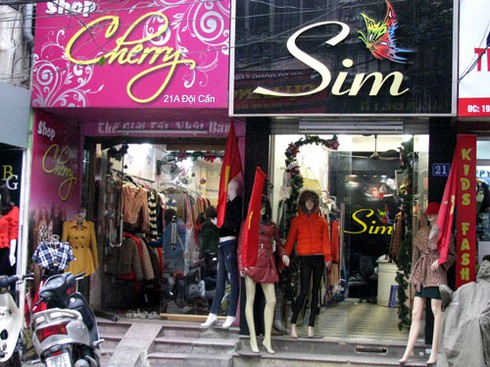 Giáp Tết, shop thời trang vắng hoe, vỉa hè hút khách