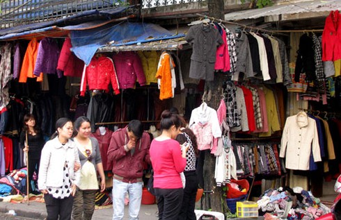 Giáp Tết, shop thời trang vắng hoe, vỉa hè hút khách