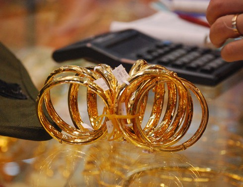 Vàng tiến sát 43 triệu, cao hơn thế giới gần 3 triệu đồng