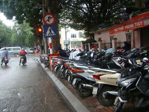 Hà Nội: `Bán hàng vỉa hè vẫn phải nộp tiền cho phường`