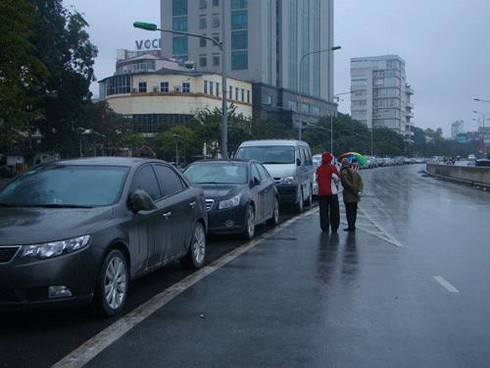 Hà Nội: `Bán hàng vỉa hè vẫn phải nộp tiền cho phường`