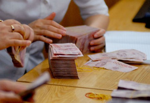 Tiền mới: Nhà băng `khó khăn`, chợ đen `chiều` tất