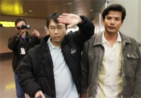 Đón thủy thủ sống sót... bằng cuộc họp báo lòng vòng!