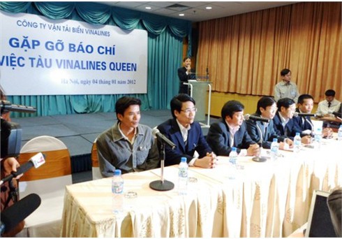 Đón thủy thủ sống sót... bằng cuộc họp báo lòng vòng!